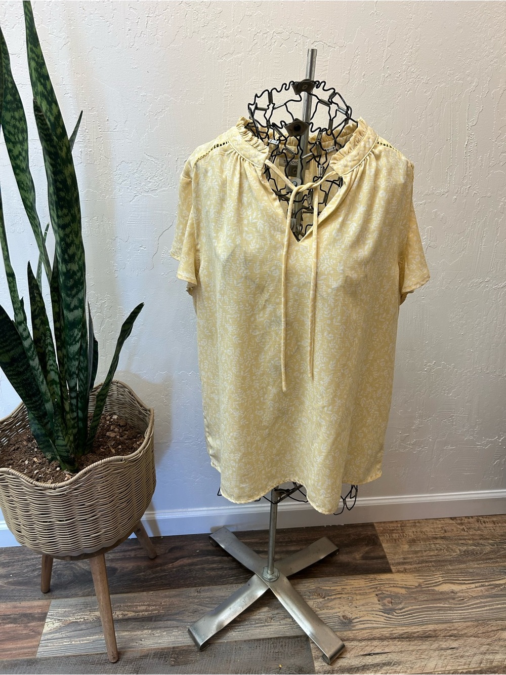 Studio B by Bobeau Yellow Floral Peasant Blouse XL Boho Tie‎ Neck